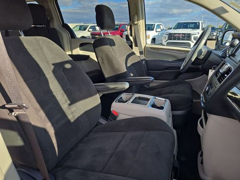 Used 2013 Chrysler Town & Country Touring image 34