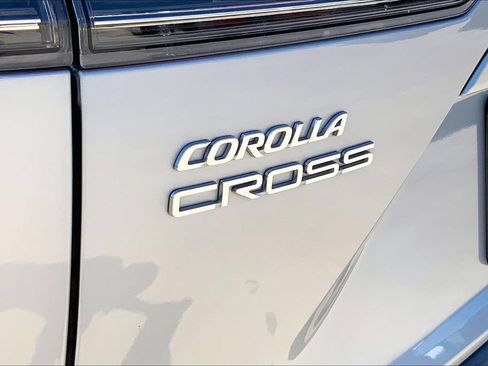 Used 2022 Toyota Corolla Cross XLE w/ Convenience Package FWD image 8
