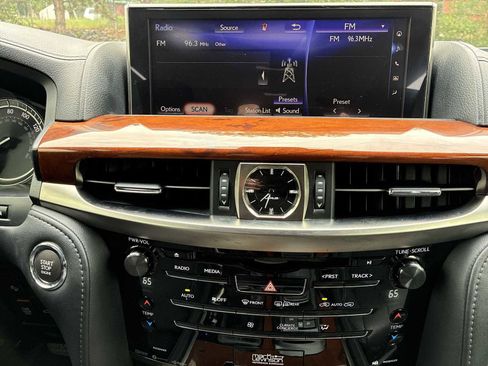 Used 2017 Lexus LX 570 4WD w/ Luxury Package image 12