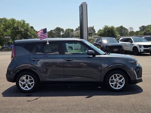Used 2023 Kia Soul LX w/ Option Group 015 FWD image 3