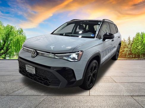 Certified 2025 Volkswagen Taos SE image 8