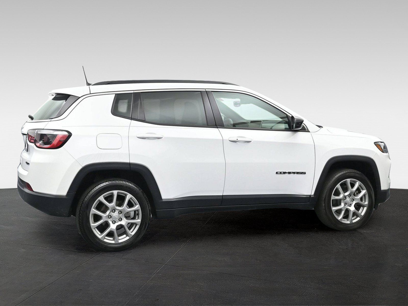 Used 2023 Jeep Compass Latitude AWD/4WD image 5