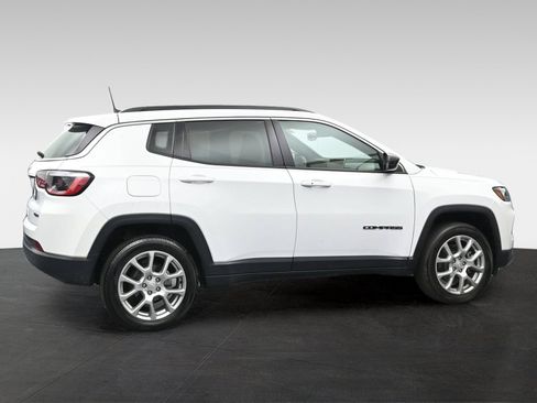 Used 2023 Jeep Compass Latitude AWD/4WD image 5