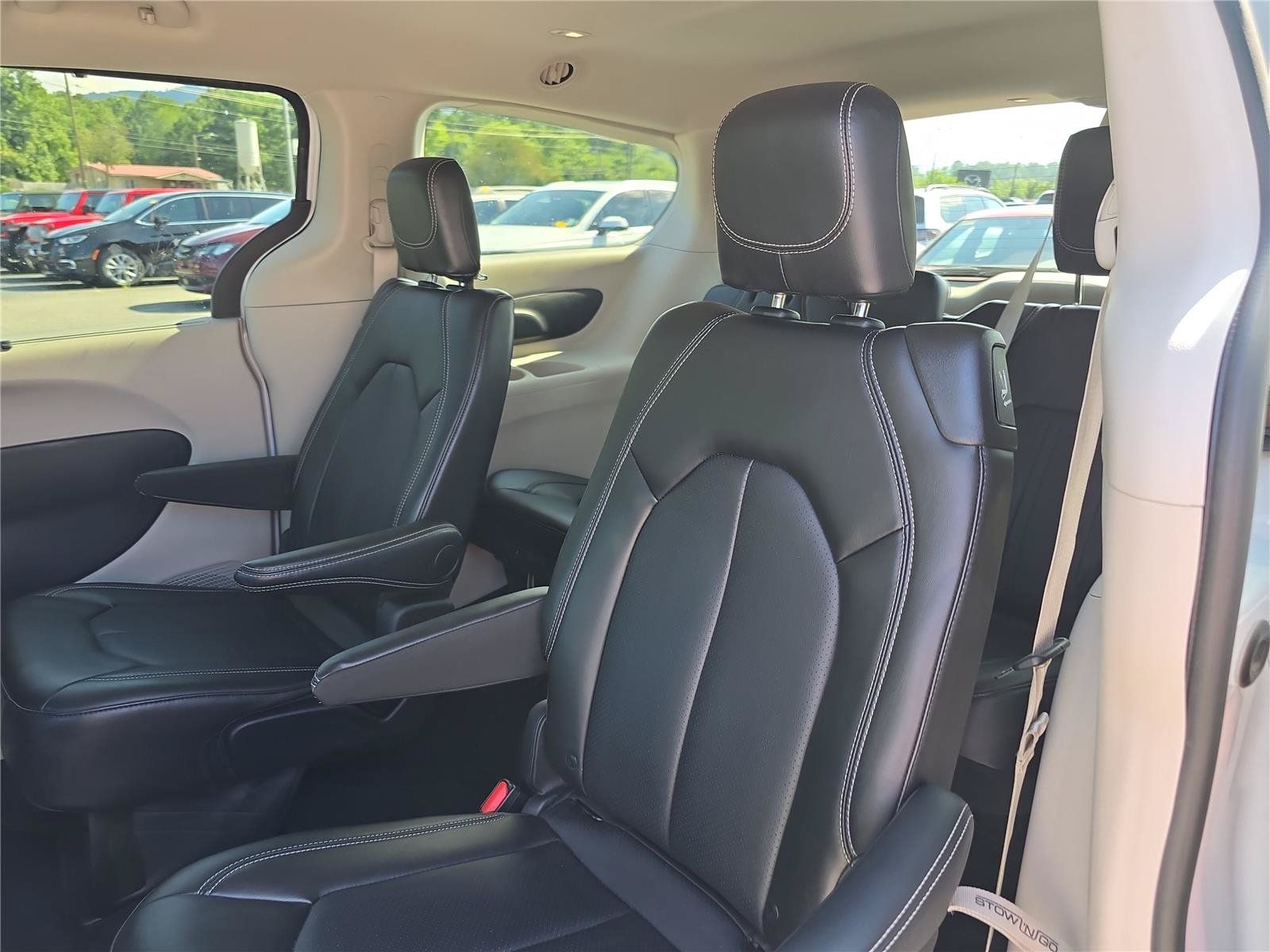 Used 2024 Chrysler Pacifica Touring-L FWD image 13