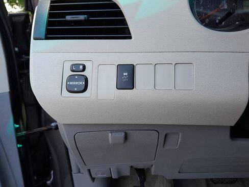 Used 2014 Toyota Sienna L FWD image 15