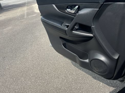 Used 2018 Nissan Rogue SV FWD image 14