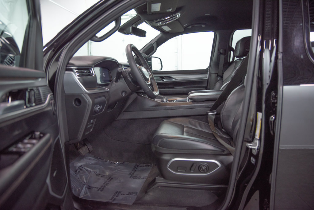 Used 2025 Jeep Wagoneer Series II w/ 8-Passenger Seating Package AWD/4WD image 7