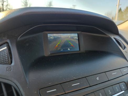 Used 2018 Ford Focus SE w/ SE Appearance Package image 17