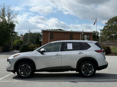 Used 2024 Nissan Rogue SV image 9