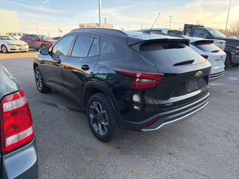 Used 2025 Chevrolet Trax LT image 4