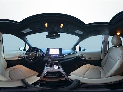 Certified 2021 Toyota Sienna XLE image 32