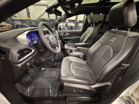Used 2023 Chrysler Pacifica Touring-L w/ S Appearance Package image 17