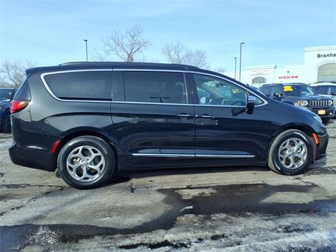 Used 2023 Chrysler Pacifica Limited image 2