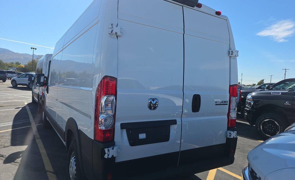 Used 2024 RAM ProMaster 2500 w/ Convenience Group FWD image 3