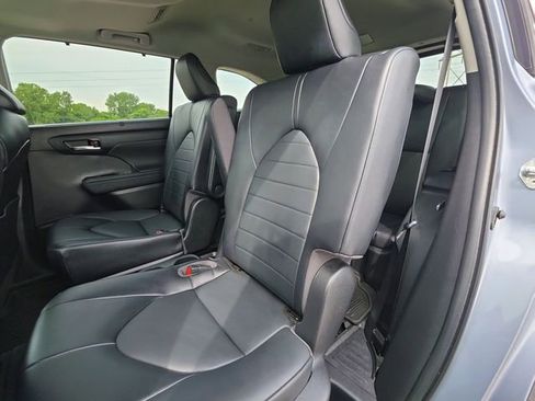 Used 2022 Toyota Highlander XLE AWD/4WD image 30
