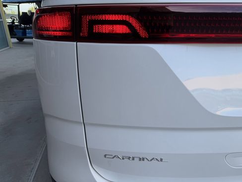 Used 2024 Kia Carnival EX image 14