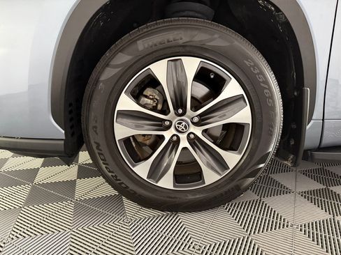 Used 2021 Toyota Highlander XLE FWD image 11