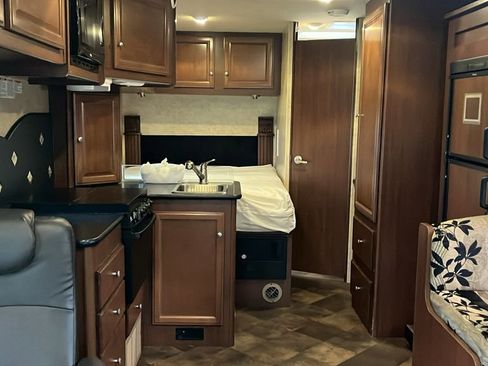 Used 2013 Ford E-450 and Econoline 450 Super Duty w/ Motorhome Prep Pkg image 19