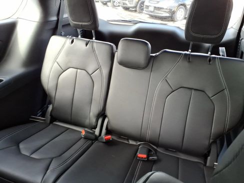 New 2026 Chrysler Pacifica Select image 10