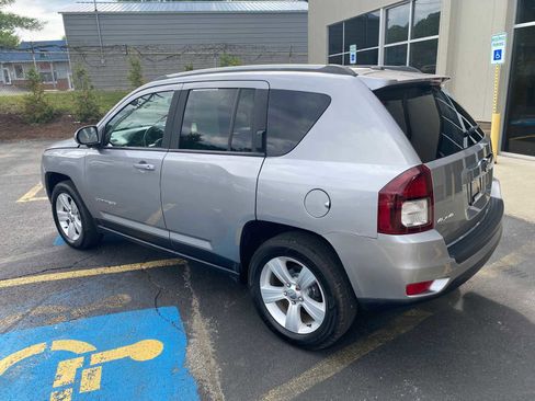 Used 2016 Jeep Compass Latitude AWD/4WD image 3