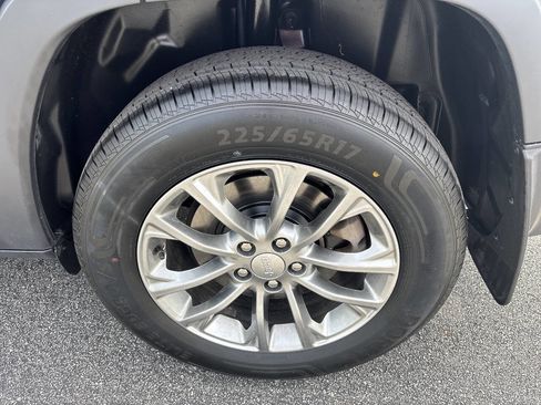 Used 2020 Jeep Cherokee Latitude Plus w/ Cold Weather Group AWD/4WD image 26