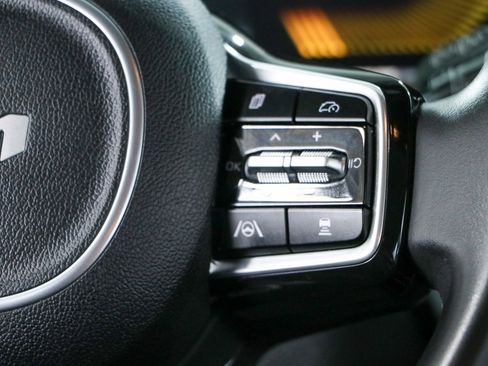 Used 2025 Kia Carnival FWD image 14