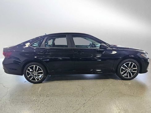 Certified 2025 Volkswagen Jetta SE image 8