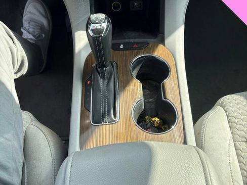 Used 2019 GMC Acadia SLE FWD image 15