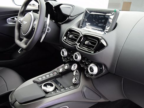 Used 2023 Aston Martin V8 Vantage Coupe RWD image 27