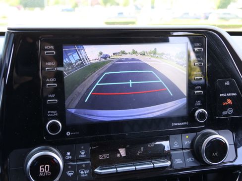 Used 2020 Toyota Highlander L FWD image 20