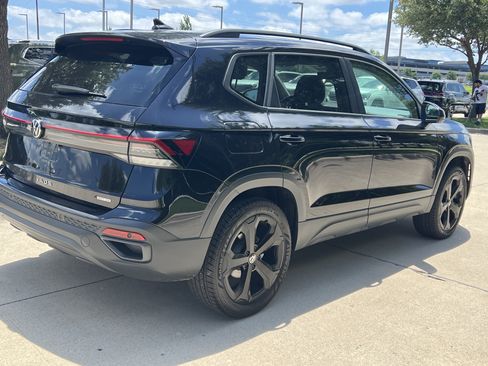 Certified 2025 Volkswagen Taos SE AWD/4WD image 9