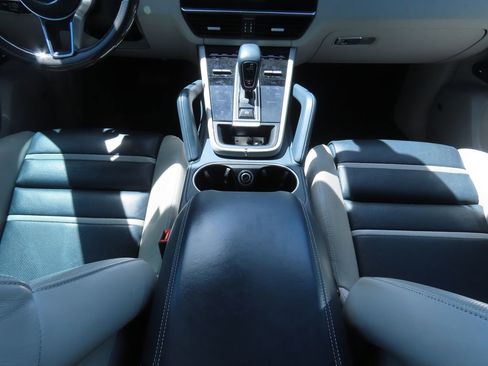 Used 2022 Porsche Cayenne AWD/4WD image 10