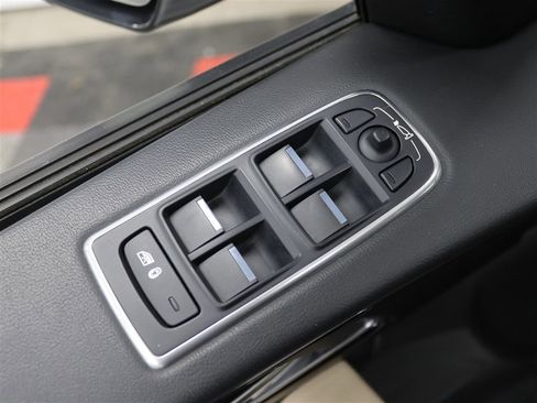 Used 2018 Jaguar F-PACE Premium image 35