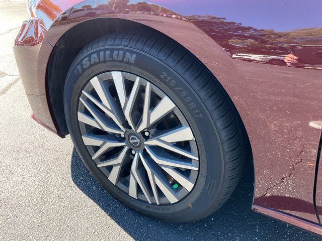 Used 2025 Nissan Altima 2.5 SV FWD image 12
