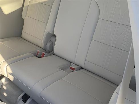 Used 2025 Buick Enclave Avenir image 11