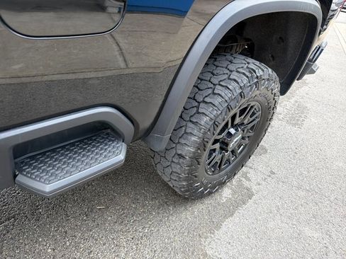 Used 2024 Chevrolet Silverado 2500 ZR2 w/ Technology Package image 13