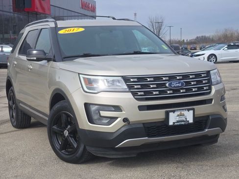 Used 2017 Ford Explorer XLT image 5