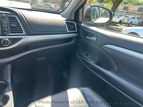 Used 2016 Toyota Highlander XLE AWD/4WD image 35