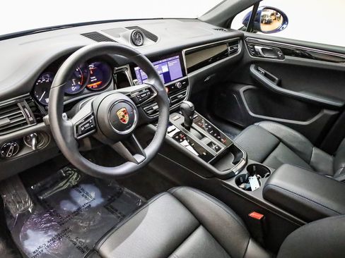 Certified 2025 Porsche Macan AWD/4WD image 4
