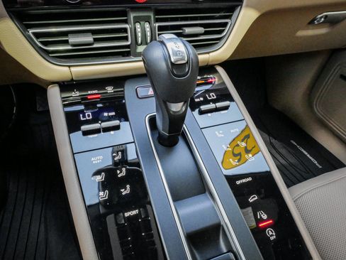 Used 2025 Porsche Macan AWD/4WD image 26