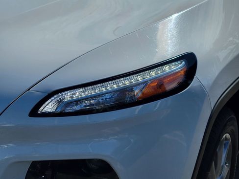 Used 2018 Jeep Cherokee Limited FWD image 27