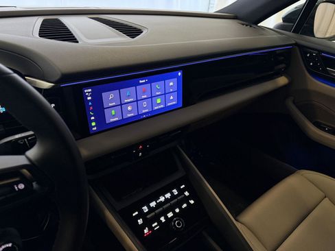 Certified 2025 Porsche Macan Electric image 18