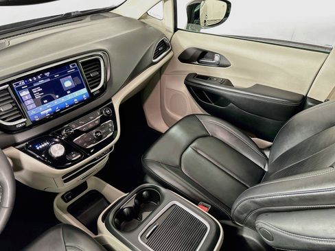 Used 2024 Chrysler Pacifica Touring-L FWD image 24