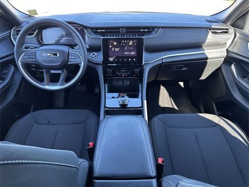 Used 2025 Jeep Grand Cherokee Laredo X image 14