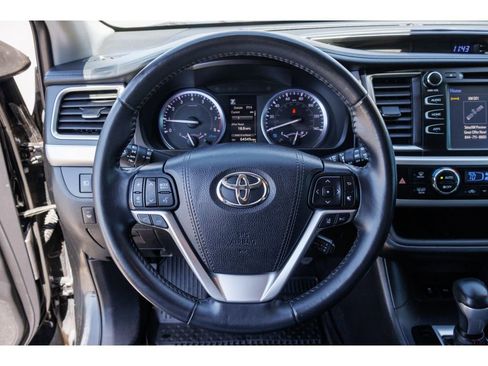Used 2019 Toyota Highlander SE w/ Nightshade Edition AWD/4WD image 24