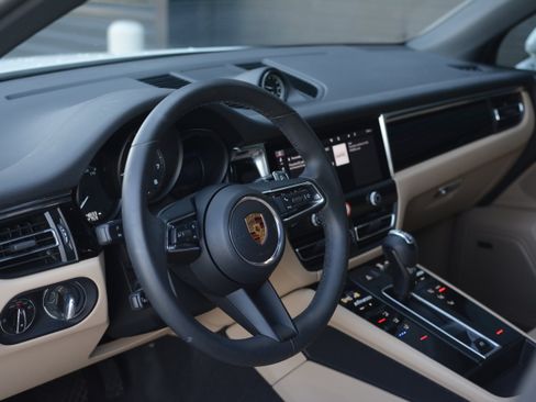 Certified 2026 Porsche Macan AWD/4WD image 4