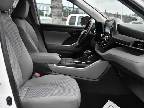 Used 2022 Toyota Highlander LE AWD/4WD image 46