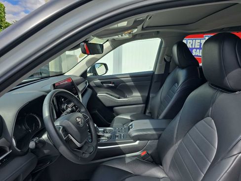 Used 2023 Toyota Highlander XLE image 13
