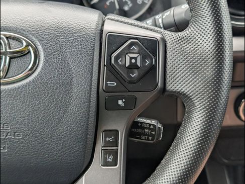Used 2020 Toyota Tacoma TRD Sport AWD/4WD image 16
