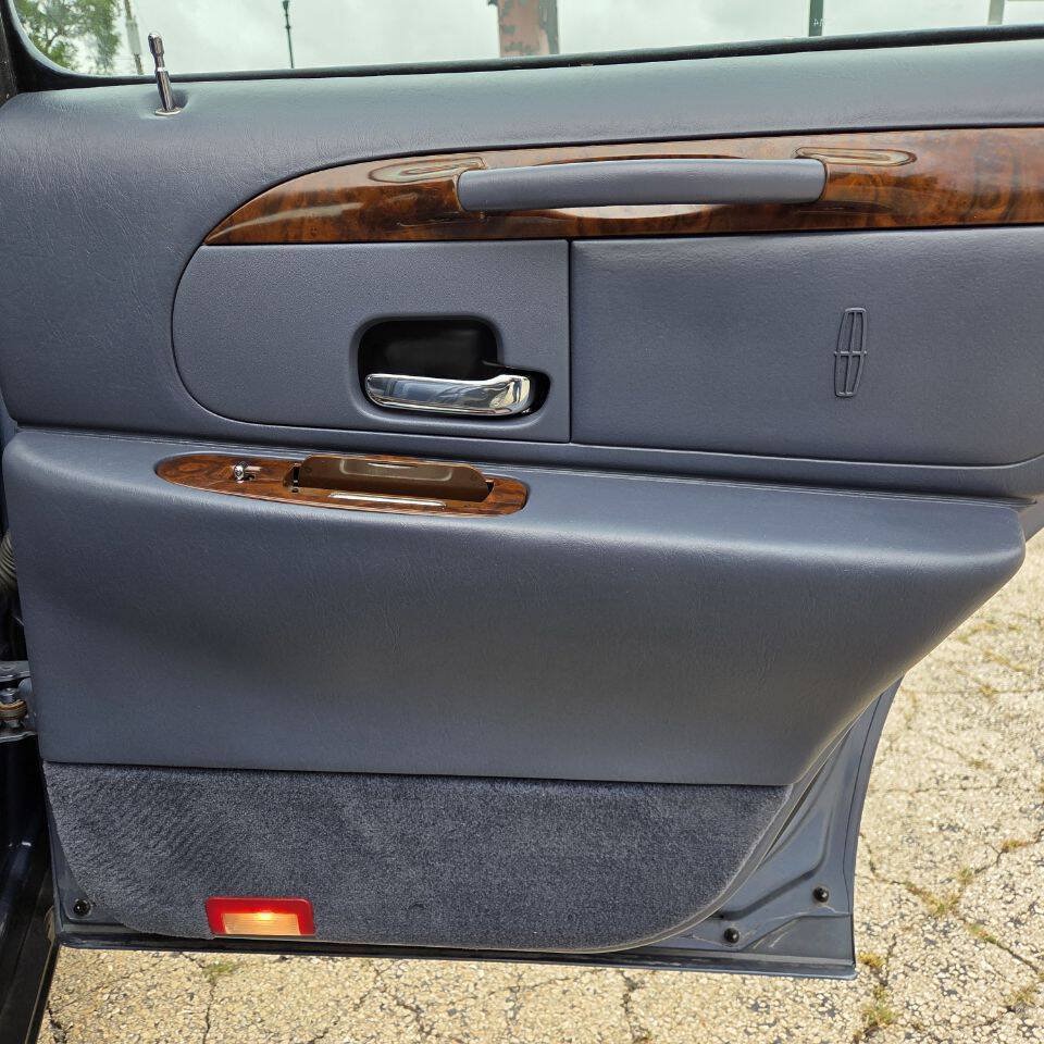 Used 2000 Lincoln Town Car Signature RWD image 16
